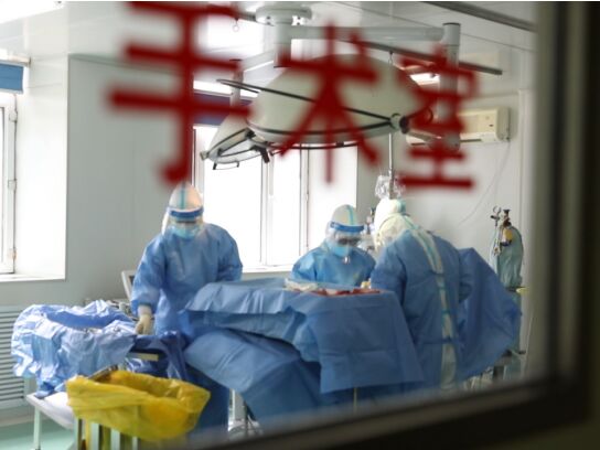 谁说站在光里的才是英雄致敬哈尔滨市红十字中心医院抗疫一线的孤勇者