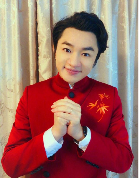 王祖蓝晒25年前后天安门游客照以青春祝福祖国