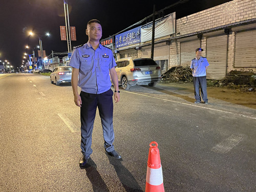 副县长,公安局局长刘久明靠前指挥,全体班子成员进行包保,7月23,24,25