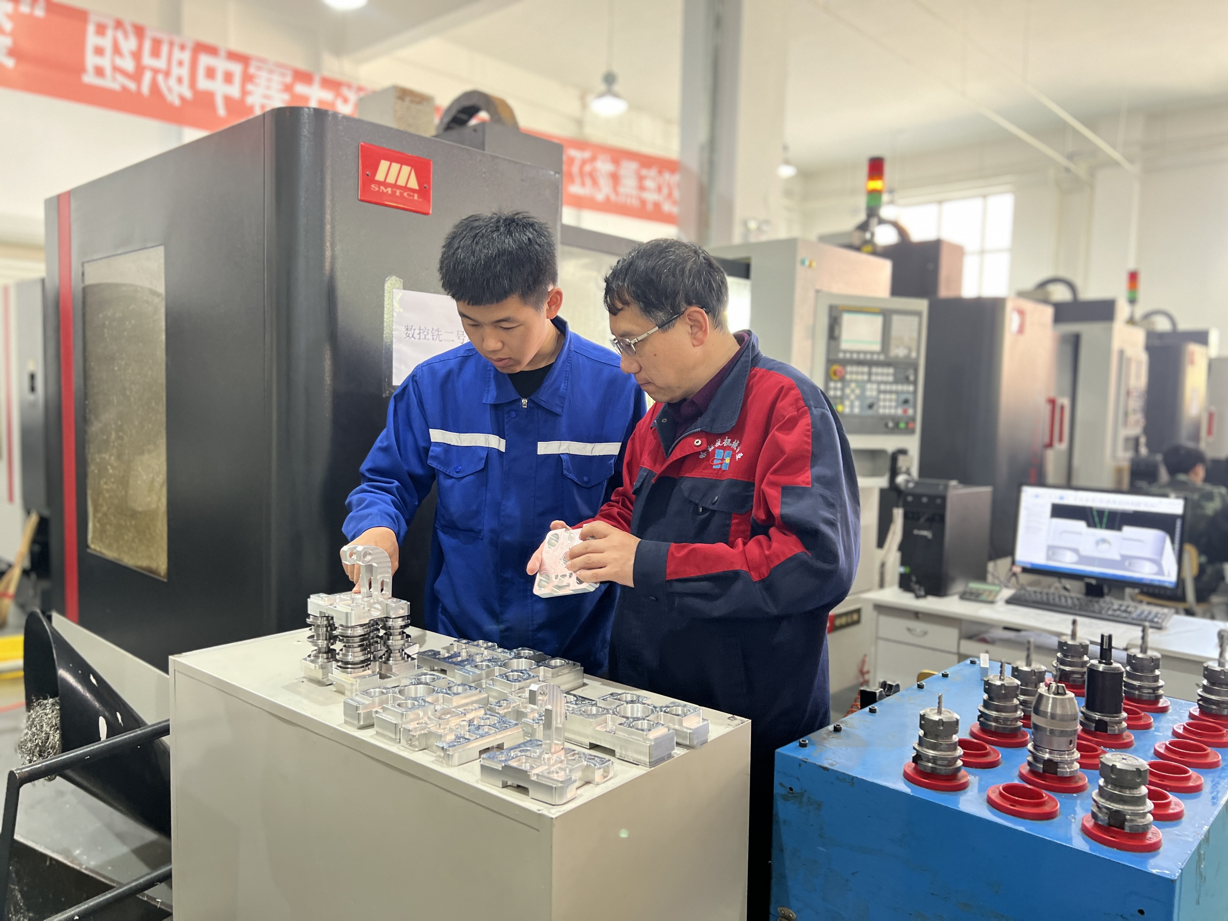 哈尔滨轻工业学校机械制造技术专业还通过与哈尔滨博实自动化股份有限