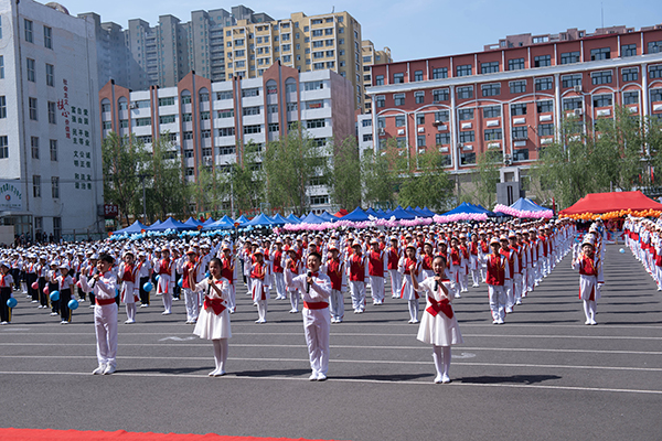 新建小学举办"运动悦童心 逐梦向未来"校园亲子运动会-鸡东新闻网