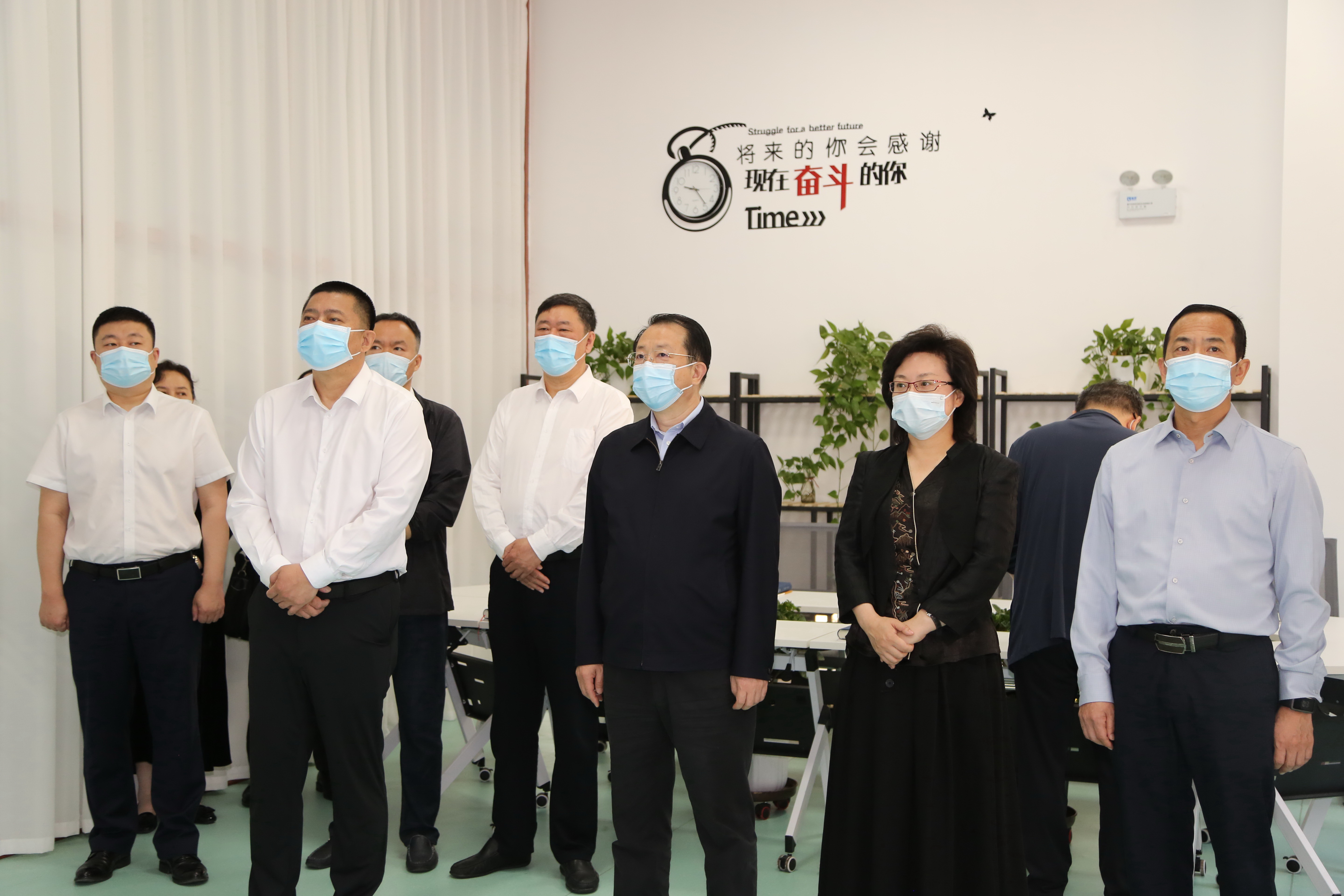 省委党校有关专家,哈尔滨,大庆两市人大常委会副主任,副市长及有关