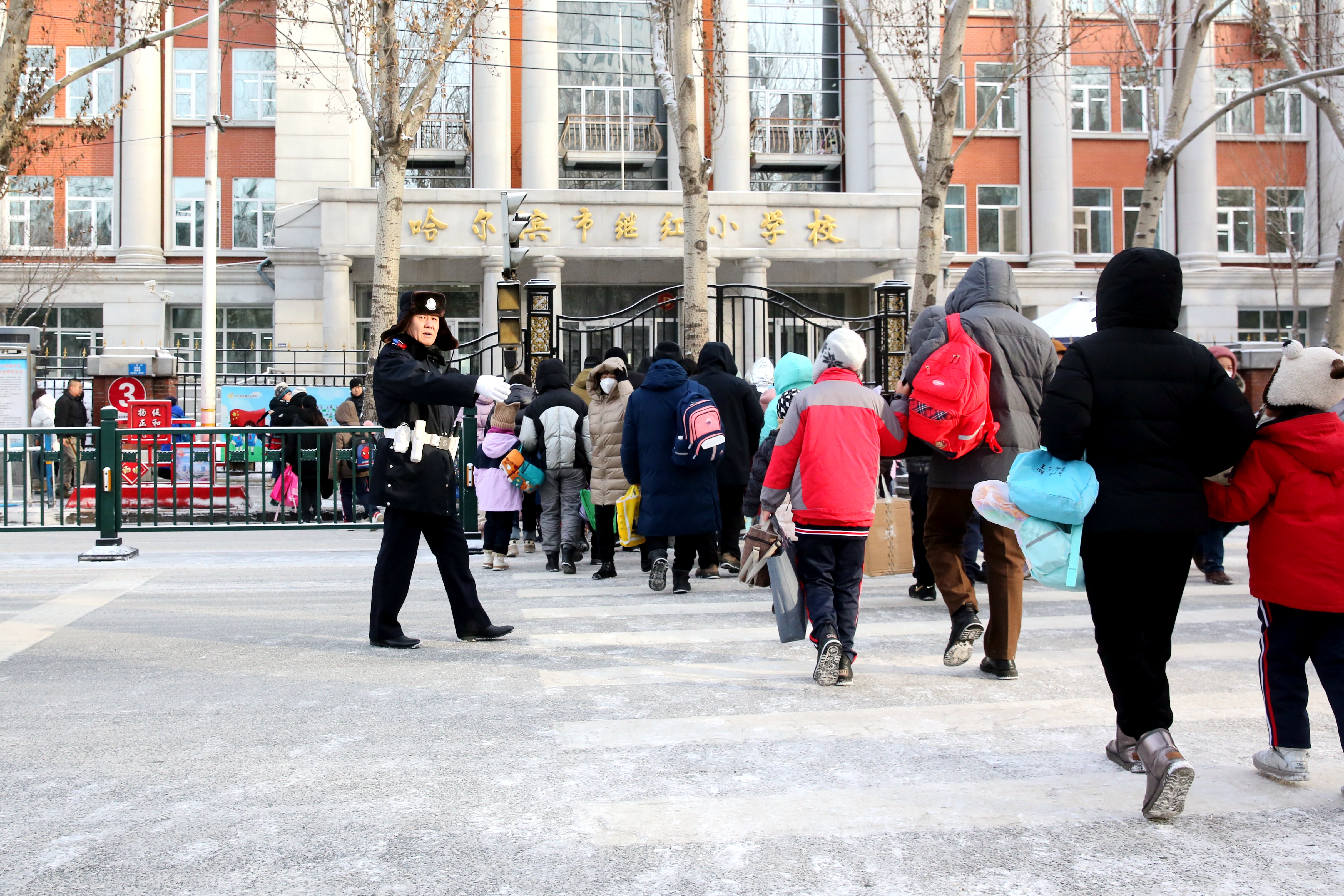 开学遇春雪交警忙守护