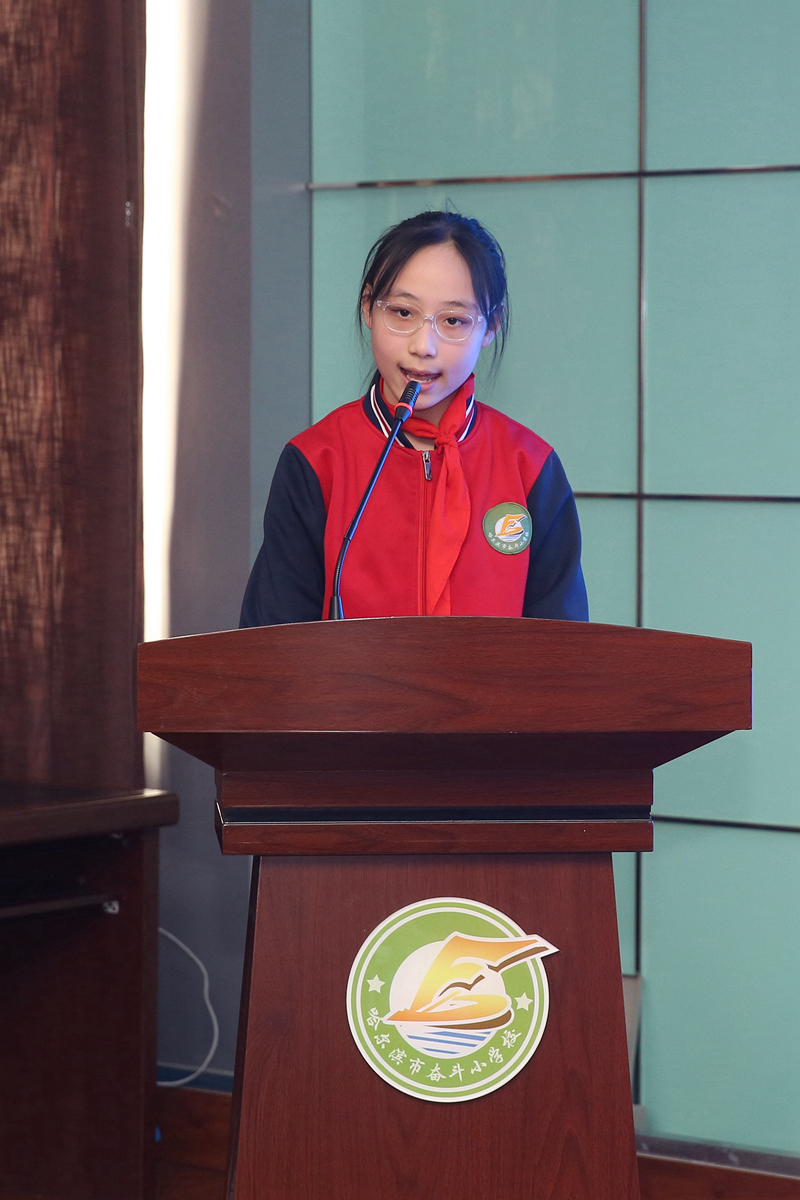 展示自我实践创新哈尔滨市奋斗小学校东北网小记者校园实践基地成立