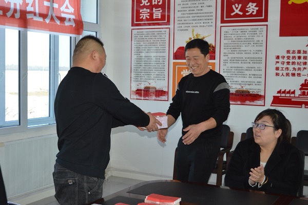 汤原县香兰镇大鹅养殖促振兴社员提现喜盈盈