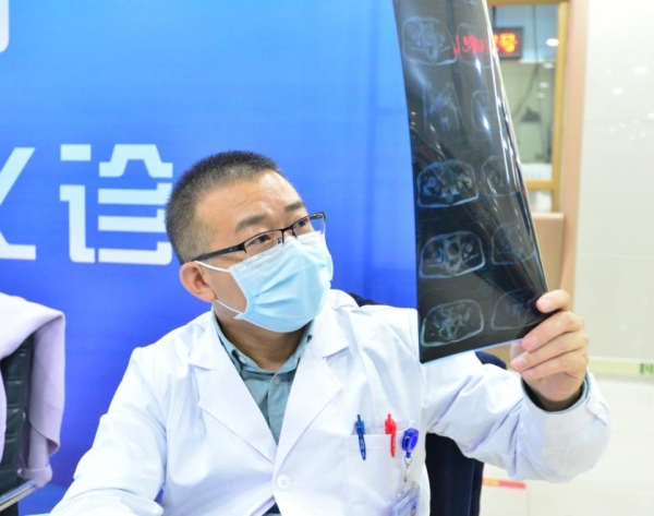 哈医大二院康复医学科负责人王彦龙副教授为患者义诊.