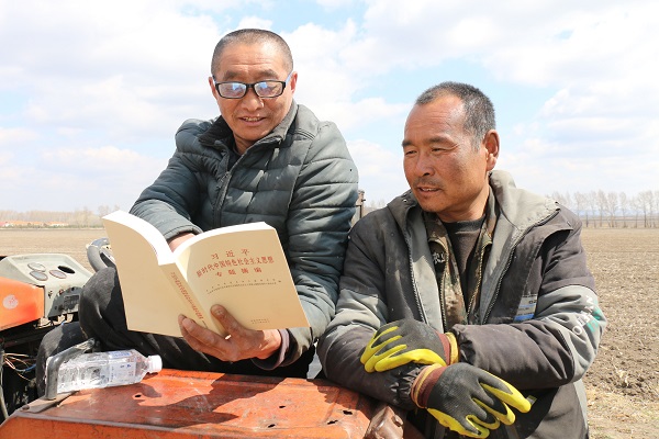 双鸭山农场党员干部共绘备耕图