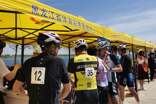 选手观众点赞2024年中俄体育交流周暨龙江体彩嘉年华活动