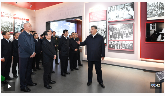 习近平访问了为新疆uygur自治区成立70周年成立的