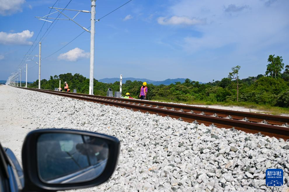 记者手记丨在延伸至未来的铁轨上