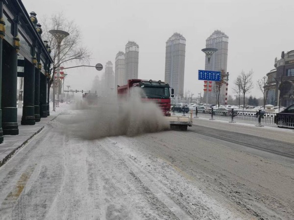 哈尔滨6万清冰大军冒雪奋战，保障城市秩序。