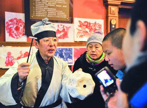 张清云现在的本职工作是一名新闻记者,常能见到老张活跃在新闻一线的